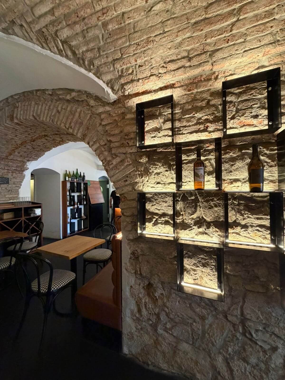 Gostje in postrežba v bistroju